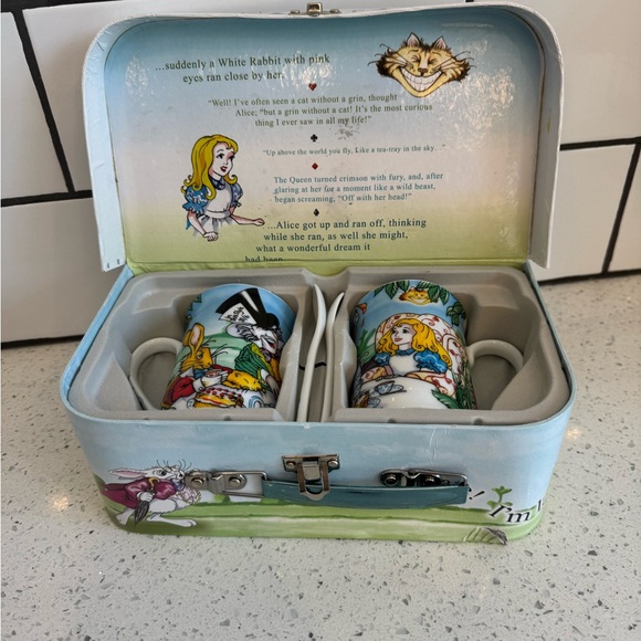 Alice in Wonderland Themed Mug Set with Carrying Case - Picture 12 of 12